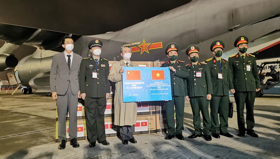 Transportflugzeug mit chinesischen Impfstoffdosen trifft auf Flughafen in Hanoi ein