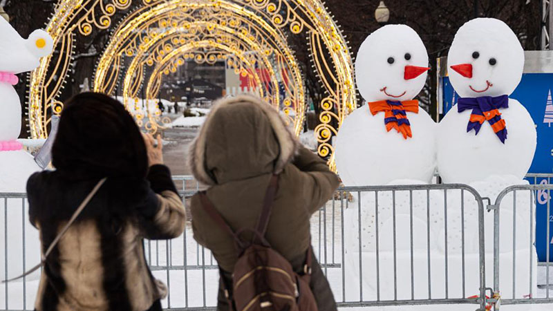 Menschen besuchen Schnee- und Eisfest in Moskau