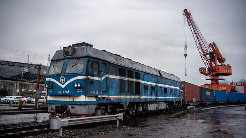 China-Europa-Güterzug mit PVA und anderen feinchemischen Produkten verlässt Chongqing in Richtung Duisburg