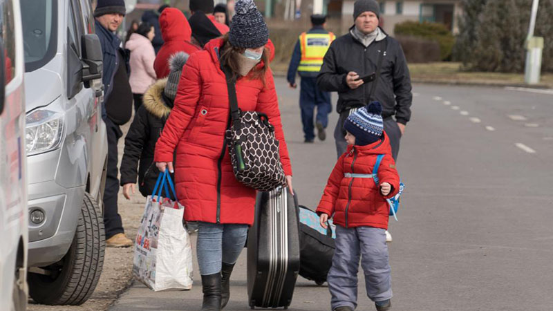 Menschen aus der Ukraine kommen in Beregsurany im Osten Ungarns an