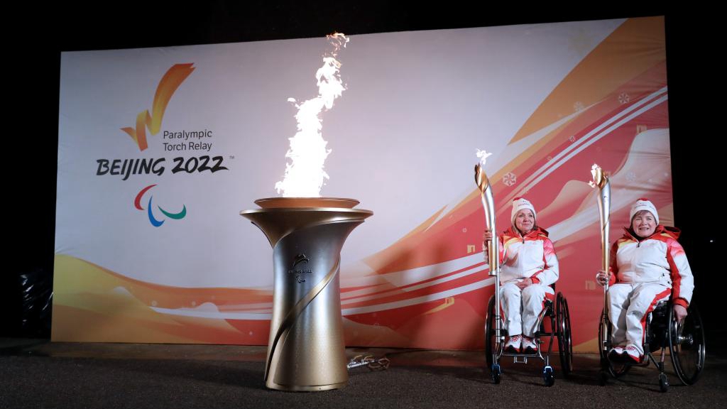 Flamme für Paralympische Winterspiele 2022 in Stoke Mandeville entzündet