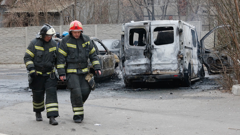 Fotoreportage: Beschädigte Häuser und Autos im Russland-Ukraine-Konflikt