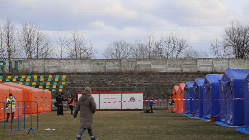 Fotoreportage: Rumänien errichtet Notunterkunft in Fußballstadion