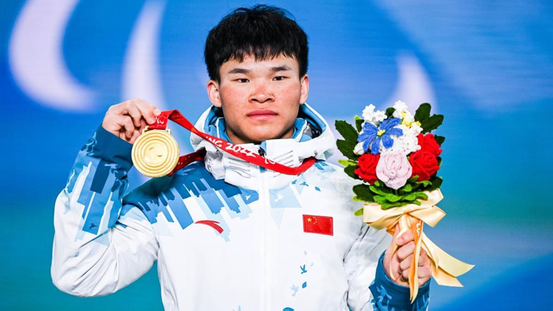 Liu Mengtao aus China holt Gold im Para-Biathlon im Sitzen über die Mitteldistanz