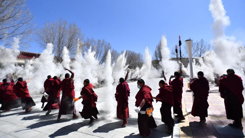 Zeremonielle Veranstaltung findet in Kloster in Tibet statt