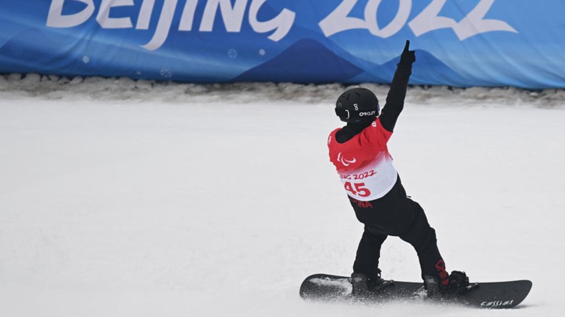 Sun Qi holt Gold im Banked Slalom der Klasse SB-LL2 im Para-Snowboard