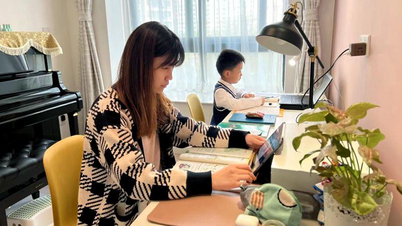 Schulen in Shanghai stellen inmitten des jüngsten Wiederauftretens von COVID-19 auf Online-Unterricht um