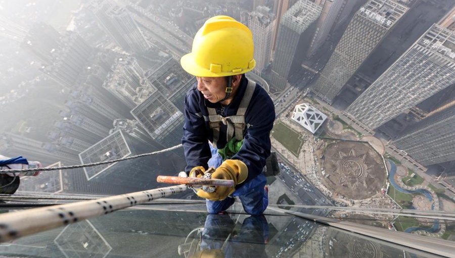 Wolkenkratzer-Fensterputzer reinigen das Äußere des Guiyang International Trade Center