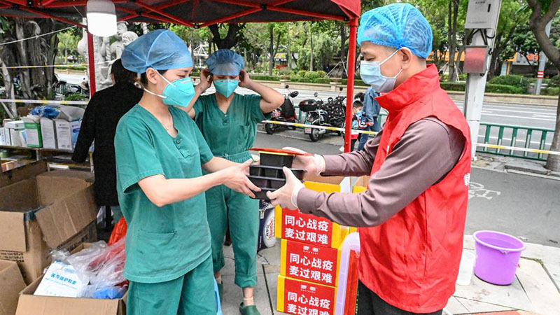 Freiwillige liefern kostenloses Mittagessen an Menschen, die an COVID-19-Front in Quanzhou arbeiten