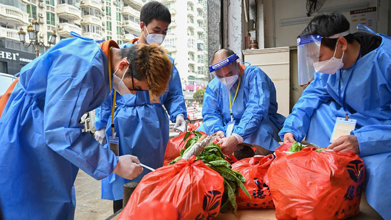 Lokale Expresszusteller liefern Waren für Bewohner inmitten des neuesten Wiederauflebens von COVID-19 in Quanzhou