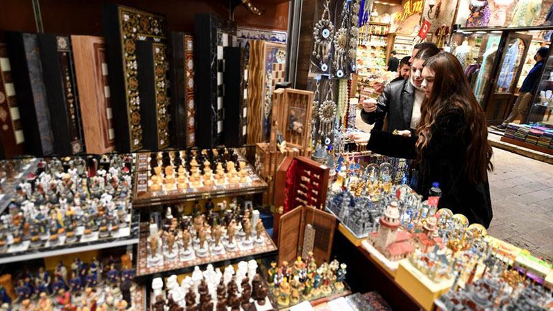 In Bildern: Touristen besuchen historische Basare in Istanbul