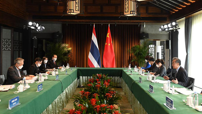 Chinesischer Außenminister führt Gespräche mit dem stellvertretenden thailändischen Premierminister und Außenminister