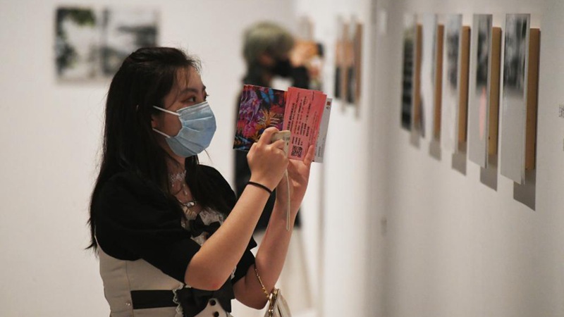 Menschen besuchen Ausstellungen im Times Art Museum in Beijing