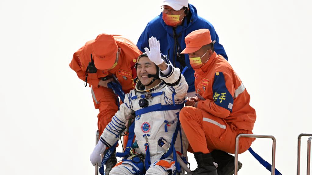 Astronauten von Shenzhou-13 verlassen Rückkehrkapsel