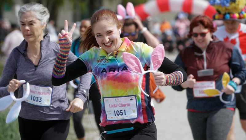 Menschen nehmen am Big Easter Run in Kanada teil