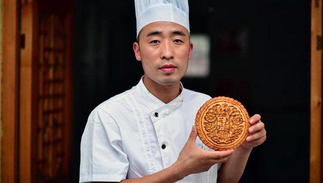 Chefkoch macht Mondkuchen in Bäckerei mit über 160-jähriger Geschichte
