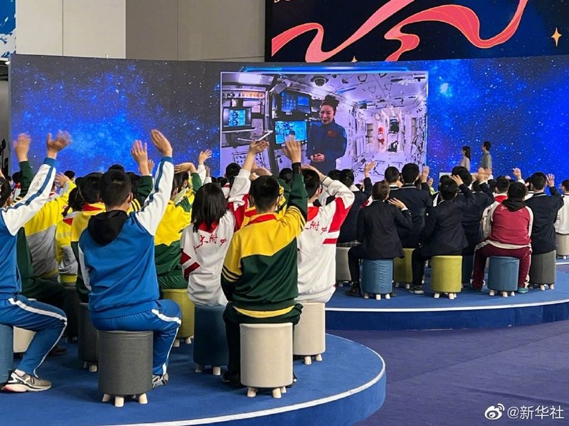 Chinesische Astronauten halten Vortrag aus dem Weltraum - Xinhua ...