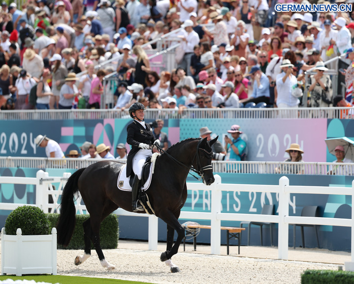 In Bildern: Deutschlands Dressur-Reiter Gewinnen Gold Bei Olympia 2024 ...